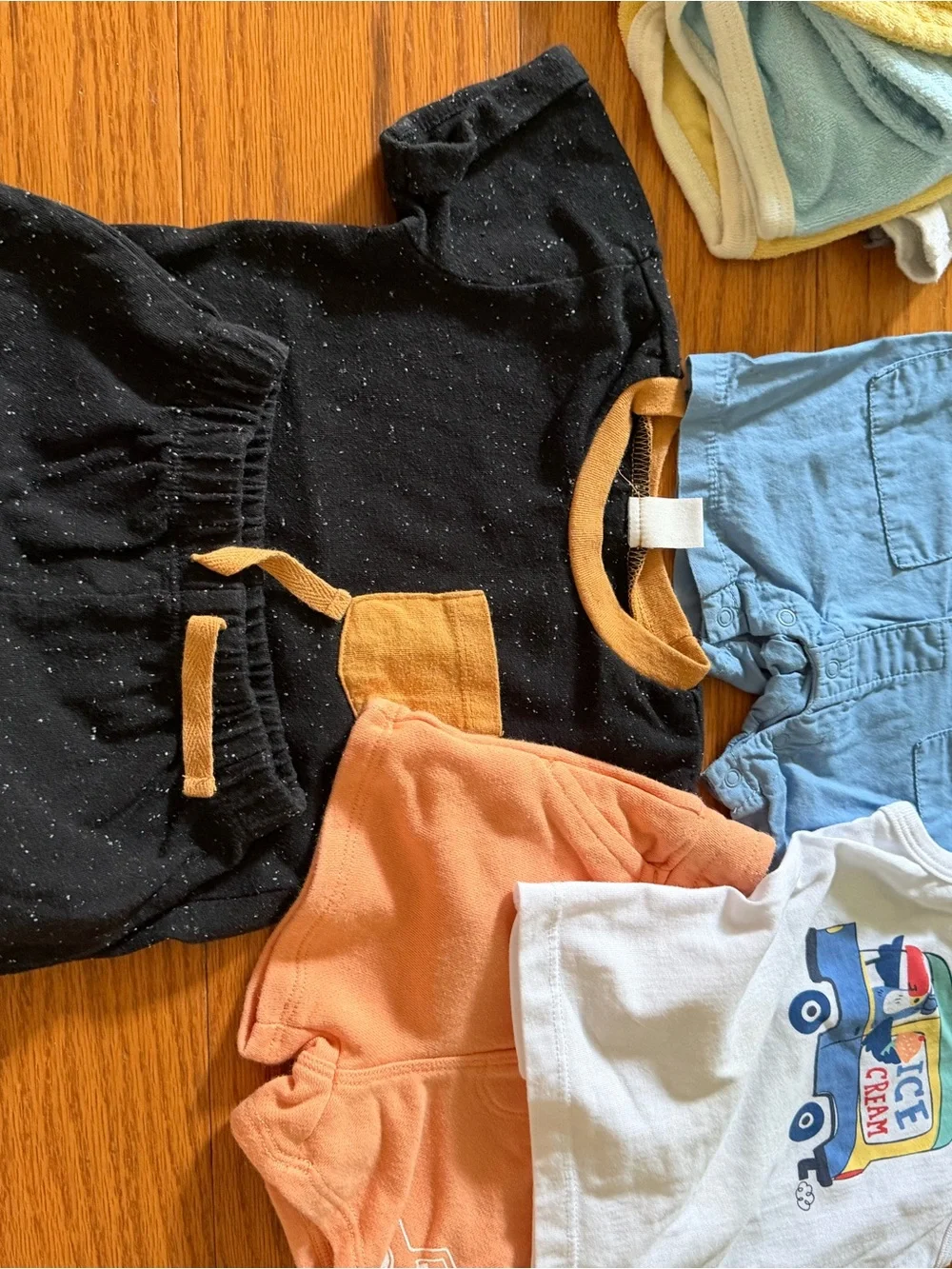 Lot of 29 baby boy Multi-Color Baby One-Piece Set with Hats 6-9 months m